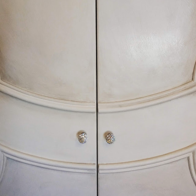 Νεοκλασική ντουλάπα 5 Annie Sloan Greece Νεοκλασική ντουλάπα 5 Annie Sloan Greece