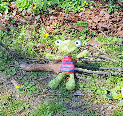 Crochet frog 