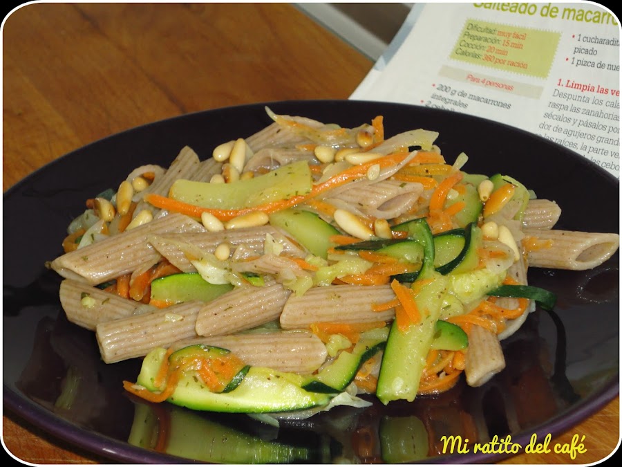 Macarrones con hortalizas y piñones