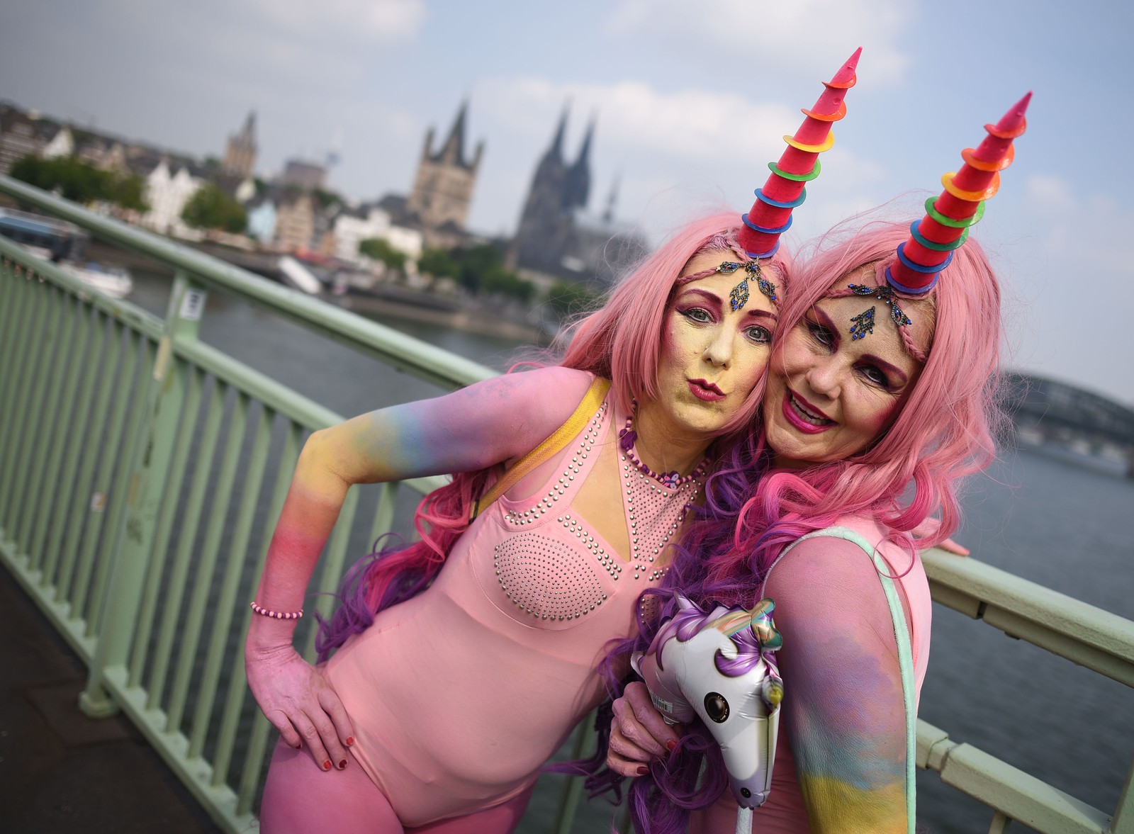 Milhares de pessoas comemoram casamento igualitário na Parada LGBT da Alemanha Milhares de pessoas comemoram casamento igualitário na Parada LGBT da Alemanha
