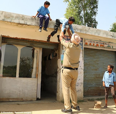 ajab-jankari-omg-facts-worlds-tallest-policeman jagdeep singh