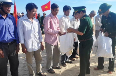 Lính trẻ biên phòng, đoàn viên thanh niên ra quân làm sạch biển - Ảnh 3 Linh tre bien phong, doan vien thanh nien ra quan lam sach bien - Anh 3