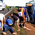 Ônibus de turismo com 36 passageiros de Umuarama tomba na Castello Branco