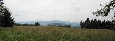 Panorama na południe (ze szlaku między chatą Gírová a osadą Komorovský Gruň).