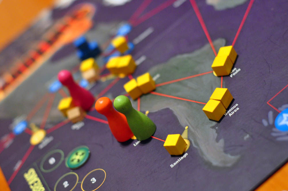 игра в настолки. фигурки для настольных игр. жанры настольных игр. настольные игры. ми плиз настольной игры пандемия.