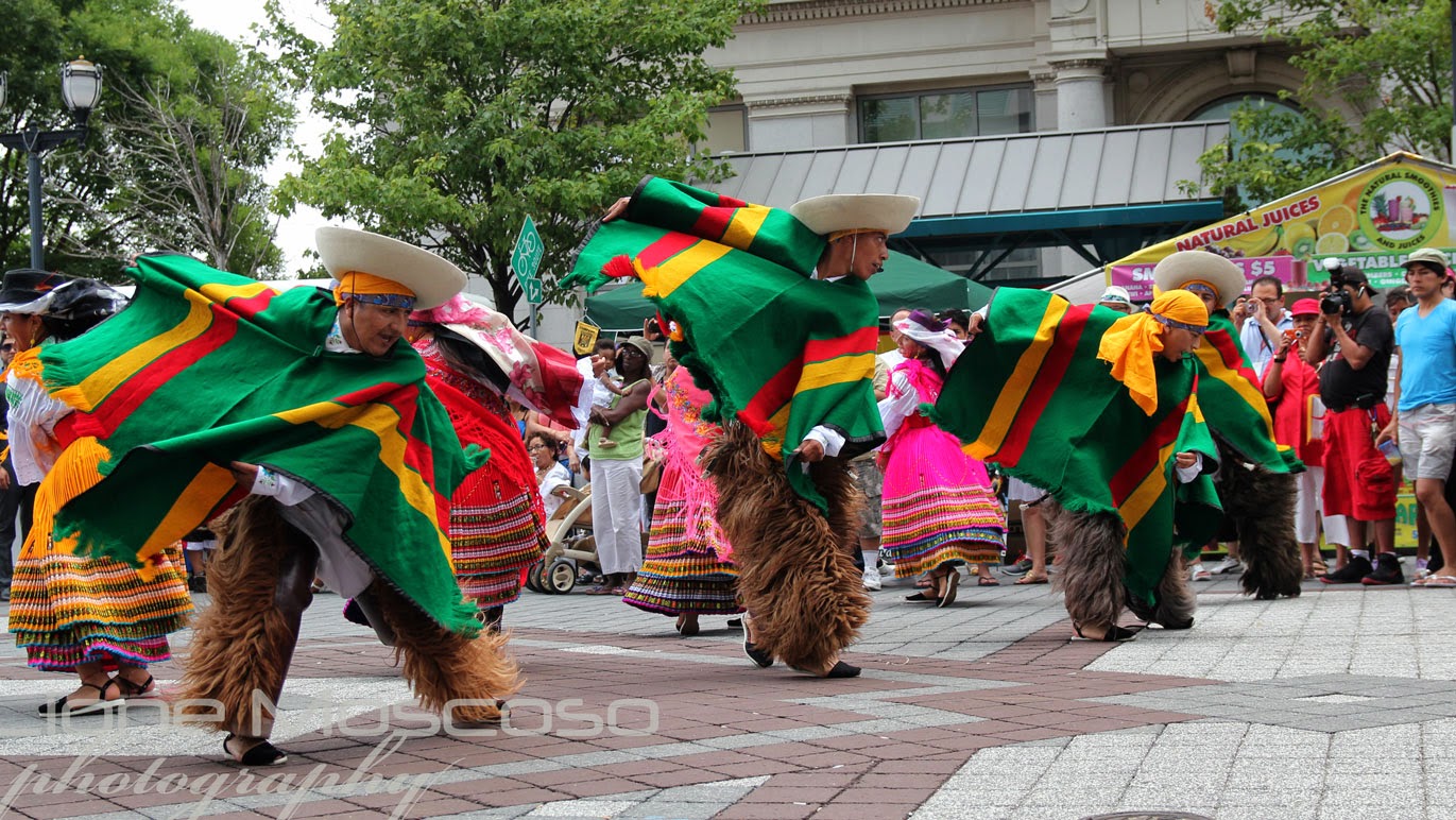 Grupos representates de la danza tradicional ecuatoriana participando en el festival del folklore latinoamericano.