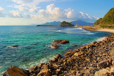 Pantai Lhoknga memiliki pasir putih dengan sedikit bebatuan yang memantulkan warna biru la Best Place to visit in Bali Island: Lhoknga Beach Aceh, Indonesia