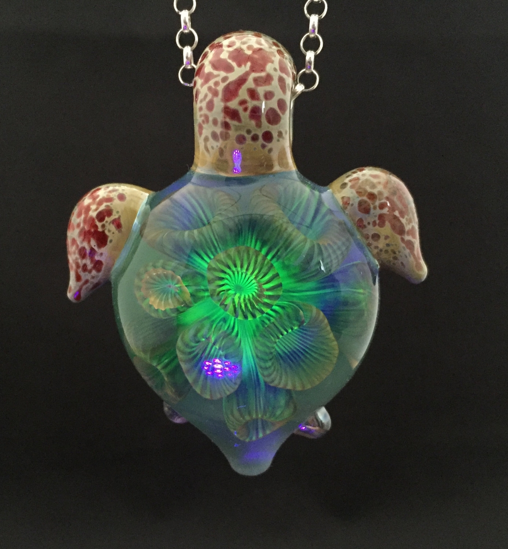 07-UV-Gold-Fumed-Coral-Turtle-Ryan-Eicher-Jewellery-Glass-Pendants-Sculptures-www-designstack-co