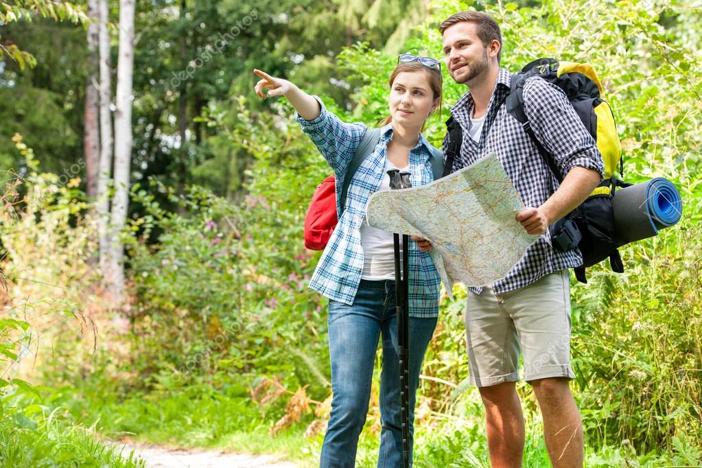 турист с двумя рюкзаками. турист на вершине горы. путешествие в горы. рюкзак для похода. прогулка в горах.