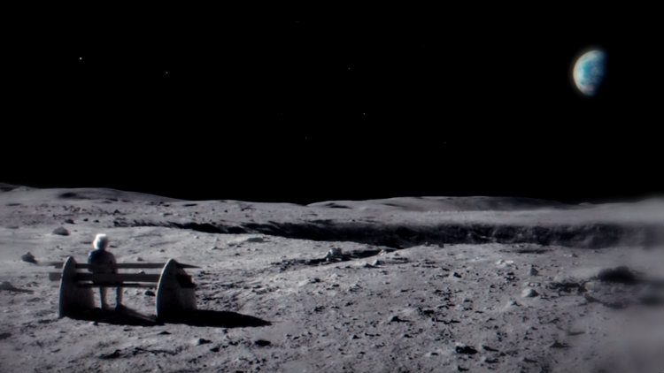 Um senhor de idade sentado num banco na Lua. Ao fundo, o redondo e pequeno planeta Terra.