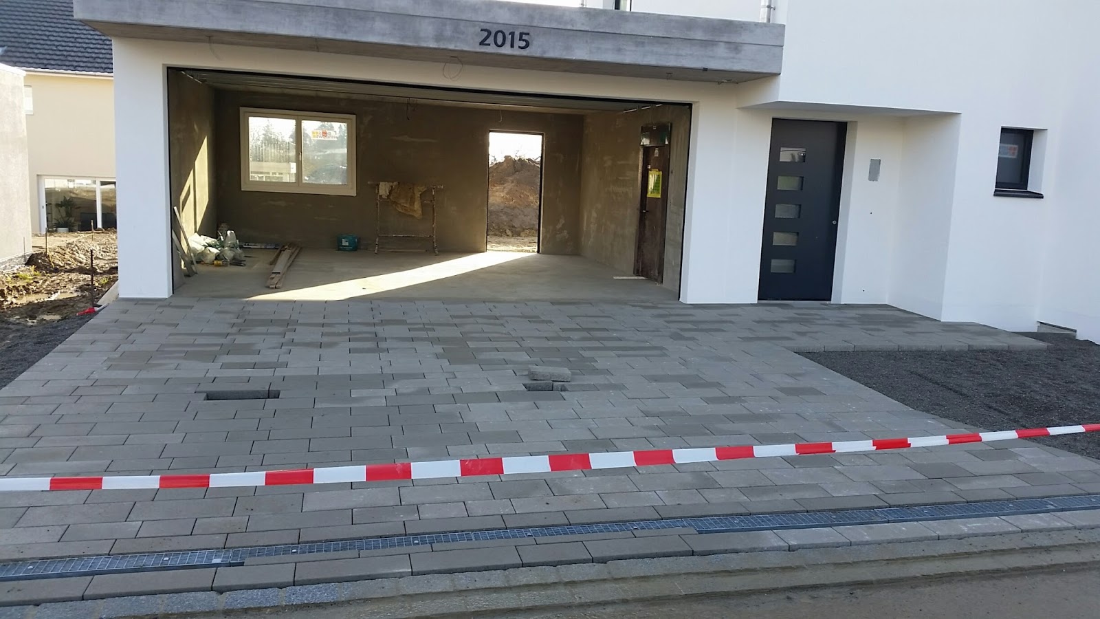 Hausbau Berg: Vorplatz vor Garage