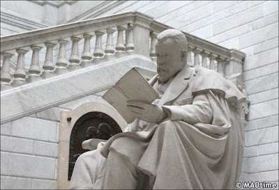 Escultura de la Biblioteca Nacional