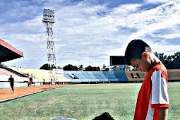 Ricardo Salampessy Tularkan Semangat Bola ke Anak