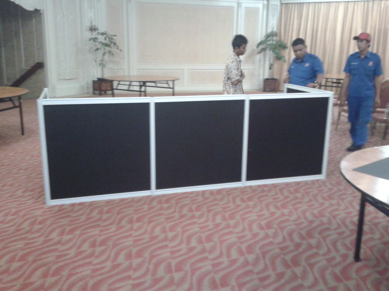 Sewa Meja R8, Meja Display, Stand R8, Fitting Room, Panel Photo ...