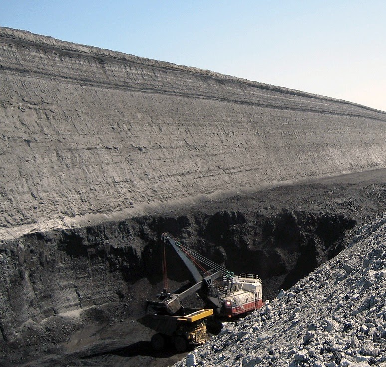 угольный разрез кемерово. угольный пласт. саарский угольный бассейн в германии. кузбасс угольный бассейн. каменный уголь пласт.