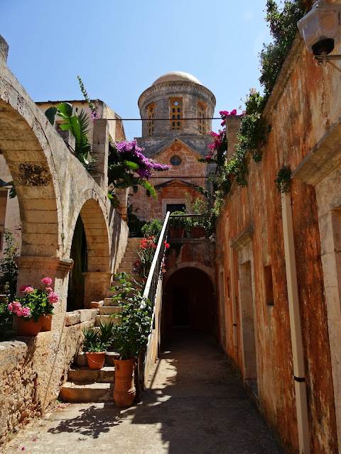ogrody z kwiatami klasztor, Kreta