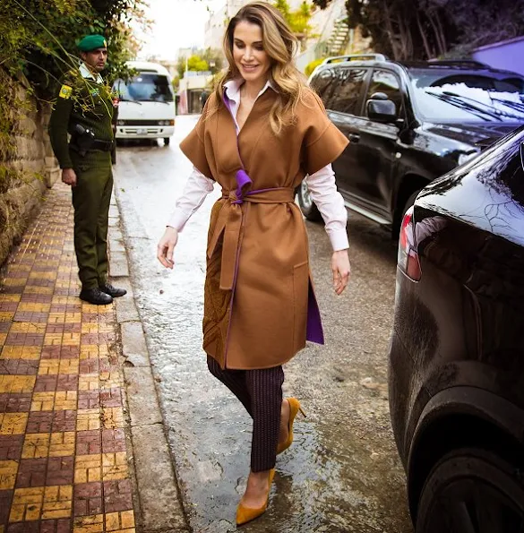Queen Rania met with the members of the Phi Science Institute. Queen wore Fendi Dress and Balmain Coat, fashion