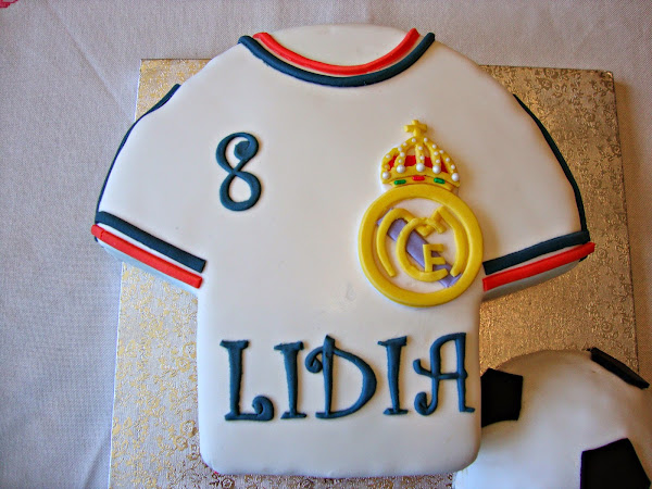 MI DULCE FAVORITO-Pastelería Creativa - Tarta Real Madrid para el 8  cumpleaños de Ricardo. Nos ha encantado dibujar a Ricardo con el  equipamiento de su equipo de fútbol favorito.