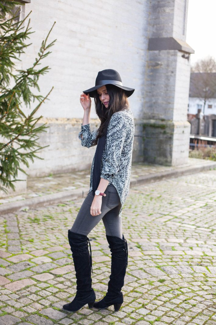 Outfit: seventies boho in overknee boots and floppy hat