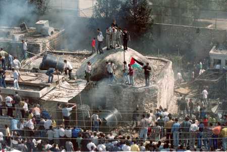 Palestinos queman la Tumba de José