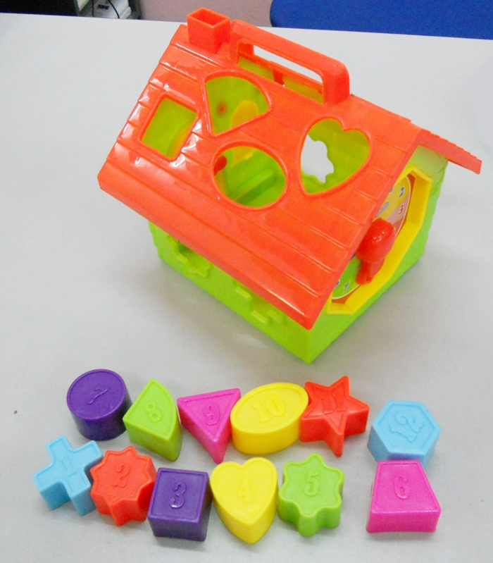 BongBongIdea LITTLE HOUSE SHAPES SORTER WITH CLOCK TOY