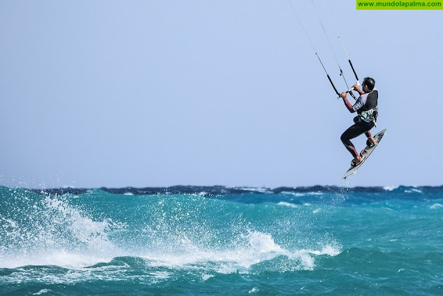 La Concejalía de Juventud del Ayuntamiento de Santa Cruz de La Palma pone en marcha cursos gratuitos de iniciación al kitesurf Para jóvenes entre 15 y 20 años