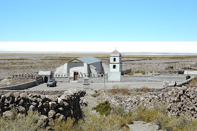 Kirche direkt am Salar de Uyuni gelegen  