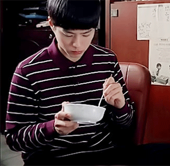 응팔 덕선이(혜리)한테 앵기는 택이(박보검) | 인스티즈