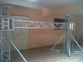 Estructuras, elevadores y pistas iluminadas.