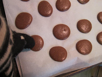 making choolate macarons