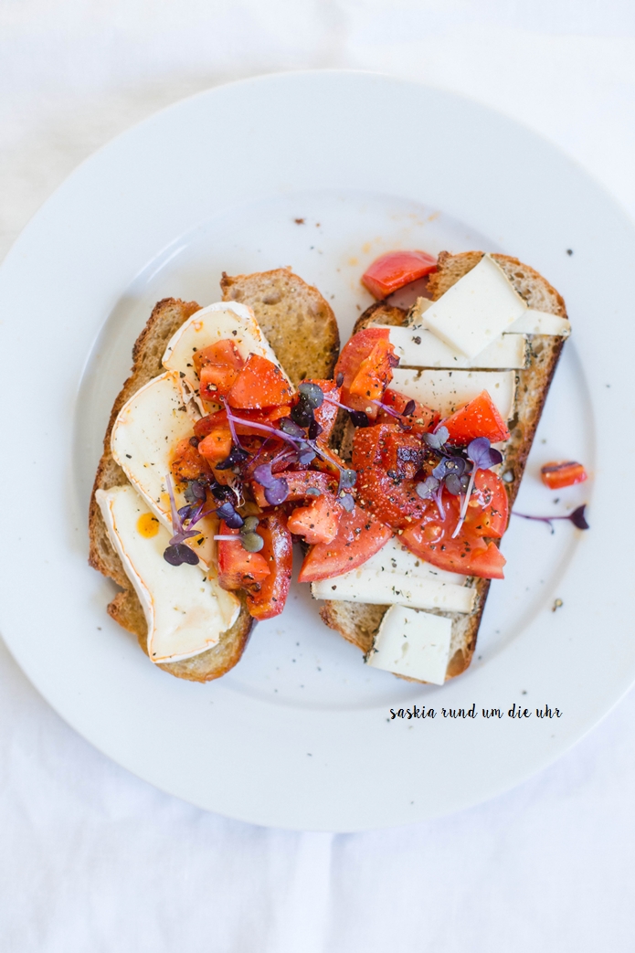 SaskiarundumdieUhr: Brot mit Käse und geschmorten Tomaten