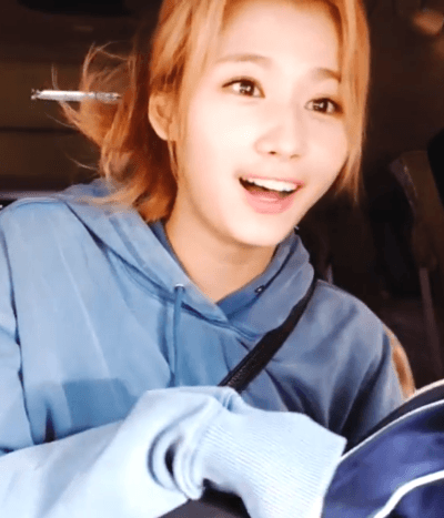 머리 정리하는 볼빵빵 사나