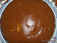 Tarta puro chocolate-añadiendo relleno de chocolate