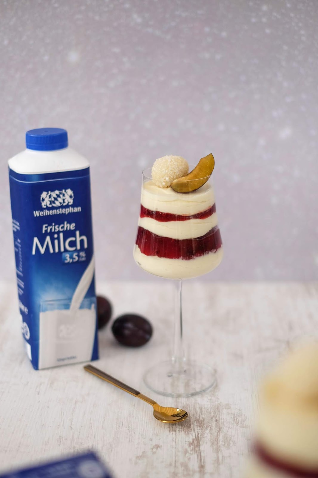 Weißes Schokoladen Mousse mit Pflaumen Kompott und Zitronen Trüffel ...