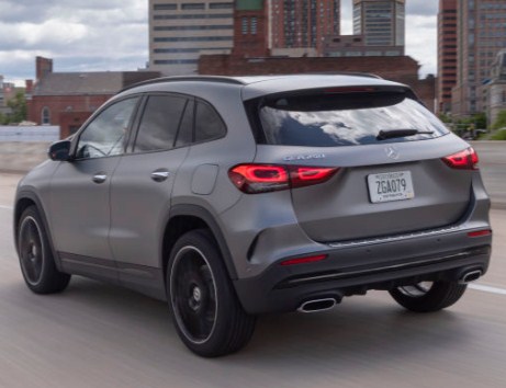 mercedes-benz-gla-rear-exterior-taillights-and-exhust