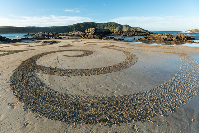 melukis-di-pantai-hasilnya-keren melukis-di-pantai-hasilnya-keren