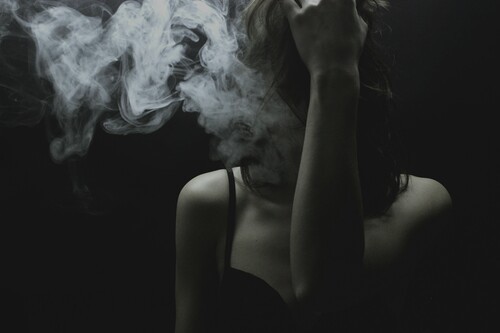 Thơ hút thuốc trong đêm với tâm trạng cô đơn nhớ người yêu Thơ Tình Buồn