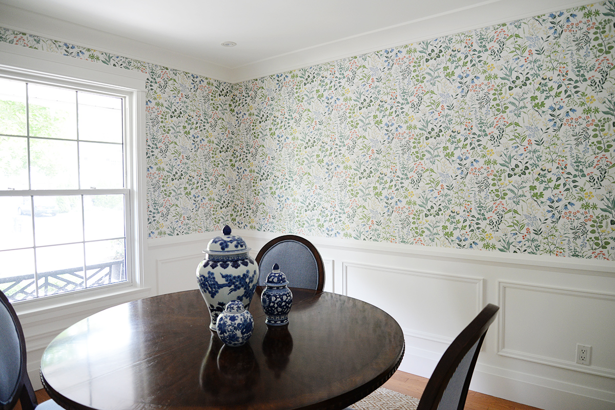 how to apply wallpaper around a corner, how to match wallpaper patterns, wallpaper installation
