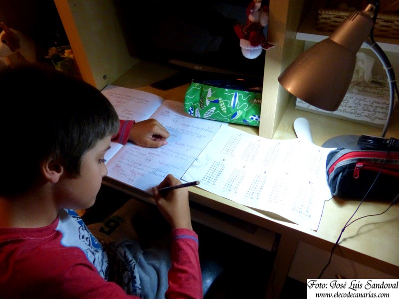 ayudar a los hijos hace los deberes escolares es malo ayudar a los hijos hace los deberes escolares es malo