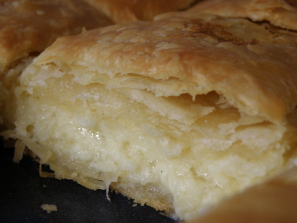 Bougatsa - Griechischer Grießkuchen in hausgemachtem Filoteig