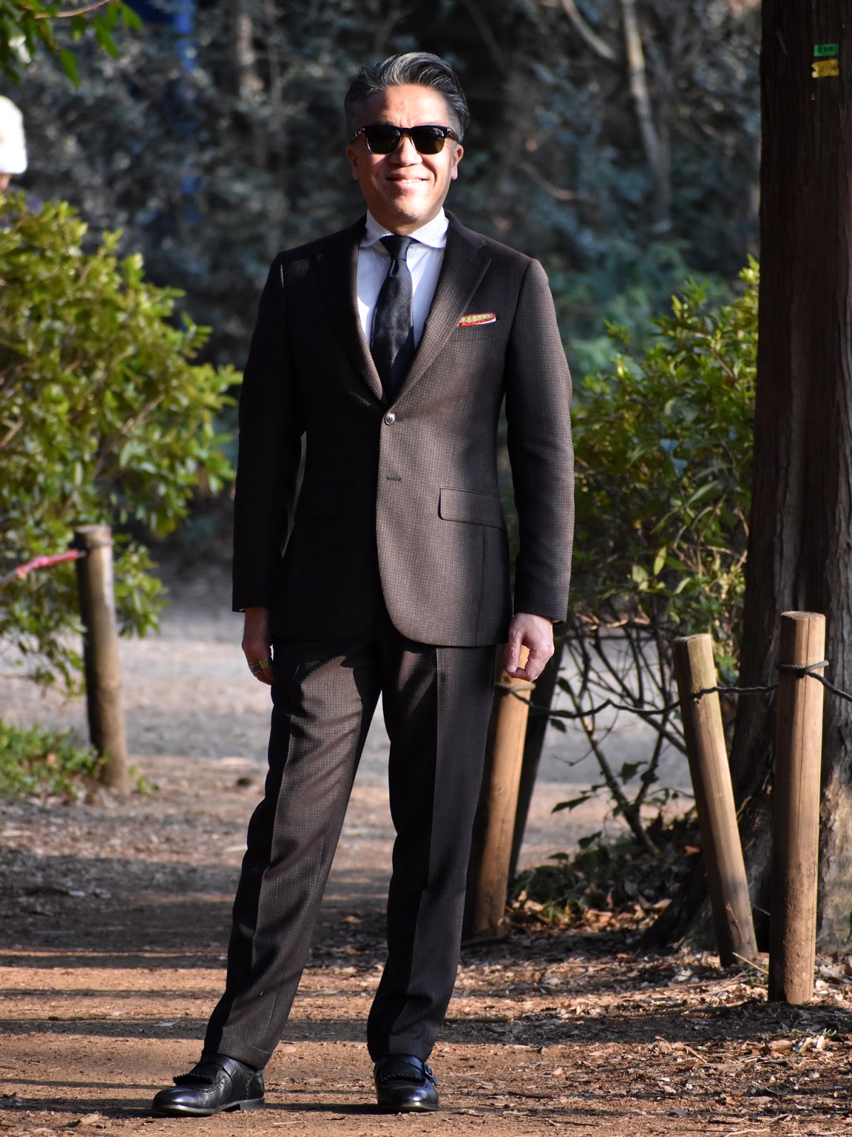 日本ではあまり人気が無いブラウンスーツのコーディネート