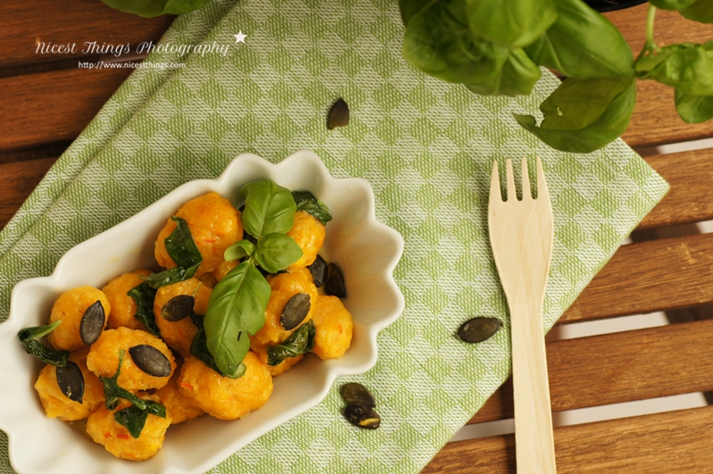 Kürbis Gnocchi von oben mit Basilikum