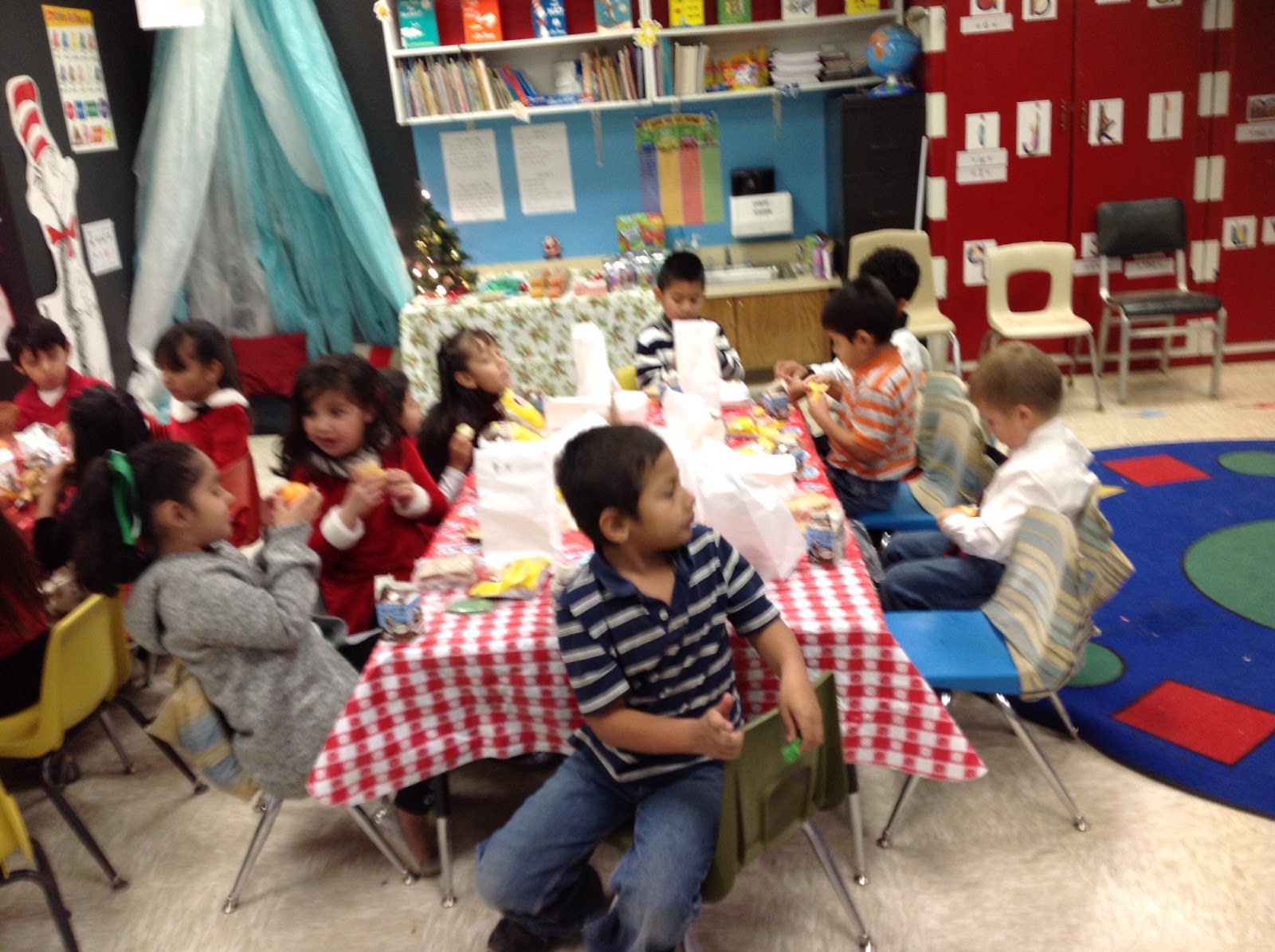 Kindergarten Fun: Christmas Party Pictures, etc...