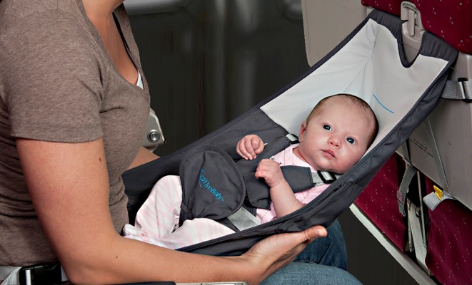 Cómo viajar en avión con un bebé – La Próxima Parada