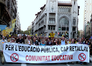 Profes, AMPA’s y alumnos en la enésima mani en #BCN contra los recortes en educación / #Mareagroga #SOSEducació