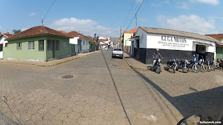 Uma olhadela na corrente da motocicleta.