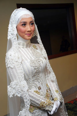 Desy Ratnasari Politis cantik pakai Jilbab Baru saja menikah Jilbob dan menjanda