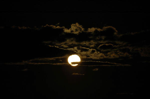 День чернее ночи солнце. Восход Луны. Солнце ночи. Ночное солнце. Лунный рассвет.