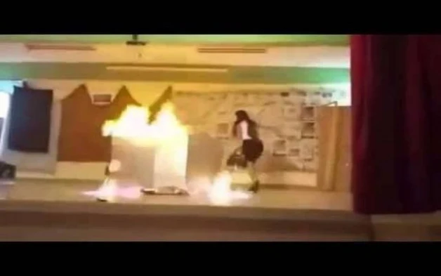 Σοκαριστικό βίντεο: Μαθήτριες παίρνουν φωτιά κατά τη διάρκεια σχολικής παράστασης
