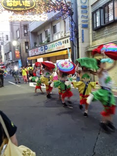 中板橋商店街を練り歩く踊り手たちの写真